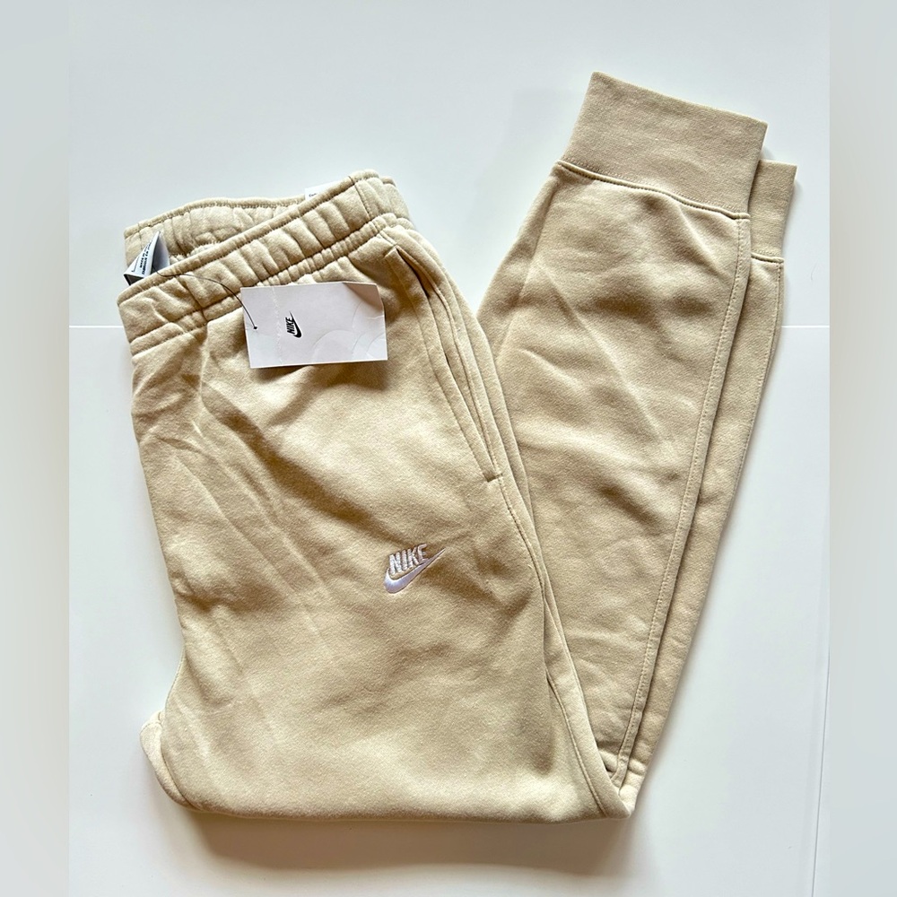 NWT Mens Nike standard fit taper leg cream color sweatpants size Large